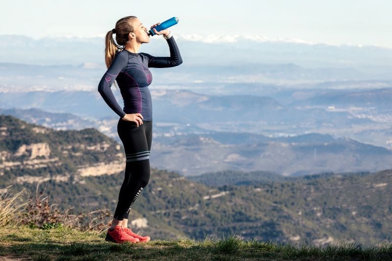Sportlerin auf dem Berg